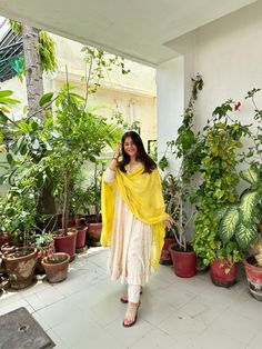 Salwar Kameez Poses, Poses In Kurta Set, Kurthi Poses Selfie, Kurta Set Poses, Grils Poses Photo, Pose In Ethnic Wear, Western Traditional Outfit, Photo Poses In Traditional Wear, Kurti Poses For Women