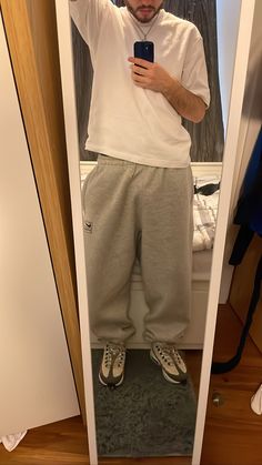 Mens Lazy Outfits, Streetwear Joggers Outfit, 90s Sweatpants Outfit, Gray Sweatpants Outfit Men, Lazy Outfits Men, Sweats Outfit Men, Grey Sweatpants Outfit Men, Men Sweatpants Outfit, How To Style Grey Sweatpants