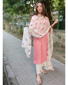 Plazo Dress, Simple Suits, Simple Indian Suits, Cotton Suit Designs, Eastern Wear, Indian Bridesmaids, Indian Kurti Designs, Fashion Artist, Aesthetic Sense