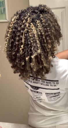 Blond Highlight On Curly Hair, Highlights For Natural Curly Hair, Highlights On Mixed Curly Hair, Blonde Tips On Curly Hair, Hilight Curly Hair, Blonde Streaks On Curly Hair, 3b Curly Hair Dye Ideas, Blonette Hair Highlights Curly Hair, Streaks In Hair Curly