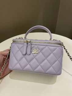 Chanel 21K Top Handle Vanity RectangularLilac Lambskin LGHWSize 16 x 10 x 8 cmChain drop 54 cm31 SeriesSept 20219.9/10 New w seal (minimal storage sign if any otherwise new)Includes full set box, dust bag, ity card and receiptPrice now 3550 sgd 2650 usd CN5756-03 Chanel Vanity Bag, Chanel Vanity, Minimal Storage, Dream Bags, Vanity Bag, Gold Ounce, Pretty Bags, Diaper Backpack, Designer Bags