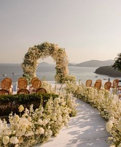 Amalfi Coast Wedding Flowers, White Ceremony Flowers, Altar Florals, Flower Altar, Amsterdam Outfits, Floral Centerpieces Wedding, Wedding In Thailand, Altar Arrangement, Indoor Wedding Ceremonies