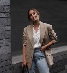 Tan Overcoat Women, Creme Blazer Outfit, Taupe Blazer Outfit, Khaki Blazer Outfit Women, Neutral Blazer Outfit, Khaki Blazer Outfit, Mummy Outfit, Oversize Blazer Outfit, Beige Blazer Outfit