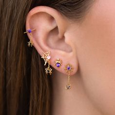 We promise, they don’t bite! No piercing? No problem! Our Itsy Bitsy Spider Ear Cuff features a no-piercing-required design with just the right touch of spook. This charming piece showcases a gorgeous purple heart and a delicate, dangling spider—perfect for adding a hint of Halloween flair to any outfit. It’s a simple yet stunning accessory you’ll find yourself reaching for all season long! Halloween Helix Earrings, Ocean Themed Ear Piercings, Cute Piercing Jewelry, Cute Halloween Earrings, Earring Ideas Piercing, All Ear Piercings Chart, Purple Piercings, Halloween Piercings, Multi Ear Piercings