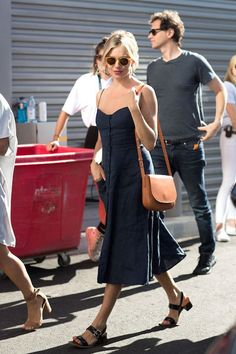 40 Vestidos pra Arrasar nos Dias de Calor » STEAL THE LOOK Celebrity Summer Style, Mode Casual, Outfit Trends, Style Inspiration Summer, Midi Dress Casual, Mode Inspo