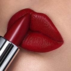 Berry Red Lipstick, Makeup Bibir, Maquillage Kylie Jenner, Red Lipstick Shades, Matte Lipstick Colors, Red Lipstick Makeup, 90s Makeup, Smink Inspiration, Moisturizing Lipstick