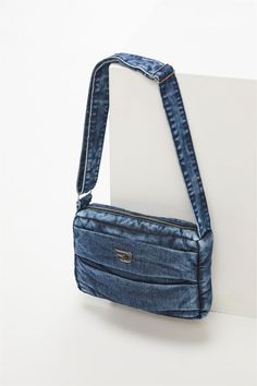 DESCRIÇÃO: A bolsa é confeccionada em jeans de algodão BCI (A certificação BCI A Better Cotton Initiative é uma ONG que reúne produtores e demais áreas envolvidas para garantir uma cadeia sustentável na produção do algodão.) e possui lavanderia com químicos certificados, garantindo sustentabilidade e estilo nas produções. Prática, ela tem tamanho médio que se adapta bem com a rotina.  COMO USAR: Combine com seus looks em jeans ou alfaiataria conferindo modernidade.  CARACTERÍSTICAS:  *Confeccion Reuse Jeans, Jeans Upcycle, Aqua Bag, Denim Crafts Diy, Creative Bag, Wire Wrapped Jewelry Diy, Jeans Bags, Diy Clothes Design