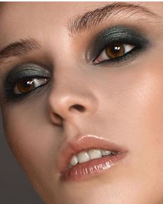 Dark Black Smokey Eye, Dark Shimmery Eye Makeup, Dark Moody Eye Makeup, Dark Smokey Cat Eye Makeup, Illuminating Makeup, Smokey Eyes Nero, Flapper Makeup, Glamour Makeup Looks, 1920s Makeup