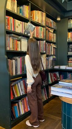 Studera Motivation, Library Aesthetic, Girl Reading, School Motivation, Autumn Aesthetic, Quito, Book Girl, 가을 패션