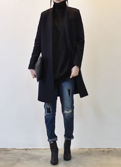 black turtleneck +cuffed denim + booties + black jacket Latest Winter Fashion, Minimalist Moda, Mode Inspiration, Street Styles, Black Jacket