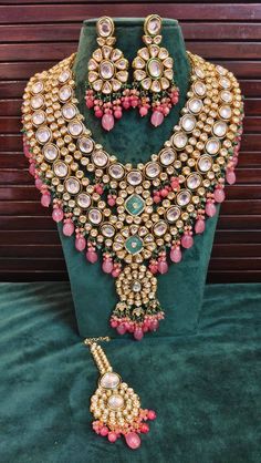 Very beautiful handmade kundan bridal necklace set. Kundan Bridal Set, Sabyasachi Wedding, Kundan Jewellery Bridal, Kundan Jewellery Set, Indian Bridal Jewelry Sets, Bridal Jewellery Design, Kundan Choker, Bridal Necklace Set, Antique Bridal Jewelry