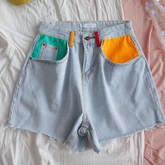 Artsy Denim Shorts Painted Clothes Diy, Mode Hippie, Diy Vetement, Painted Jeans, Tumblr Outfits, Summer Denim, Painted Clothes, Jeans Diy