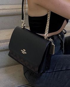 Cheap Purses That Look Expensive, 2023 Luxury Bag, Crossbody Purse Aesthetic, Coach Bag Collection, Purse Crossbody Everyday, Couch Bags Coach Handbags, Coach Purses Aesthetic, Cute Coach Purses, Bag Astethic