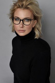 Glasses Women Fashion Eyeglasses, Fashion Eye Glasses, Wearing Glasses, Looks Chic, Great Hair, Beauty Trends, Glasses Fashion, Choose The Right, Medium Length Hair Styles