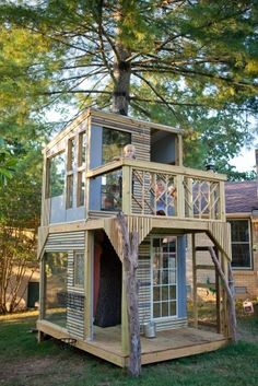 a tree house built in the middle of a yard