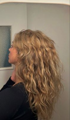 Wispy Curtain Bangs Fine Hair, Medium Length Haircut For Thick Hair Long Layered Blonde, Wolfcut Hair Long Blonde, Messy Crimped Hair, 2a Curly Hair Haircuts, Blond Perm, Curly Cut Long Hair, 90s Wavy Hair, Bronze Blonde Hair