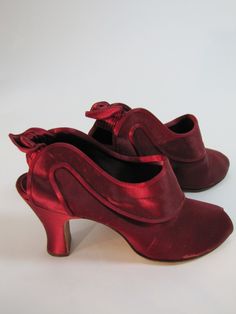 Wine Heels, Heeled Slippers, Vintage Buildings, 1940s Shoes, 20s Style, Cloche Hats, Mode Shoes, Fashion 1940s, Philip Treacy