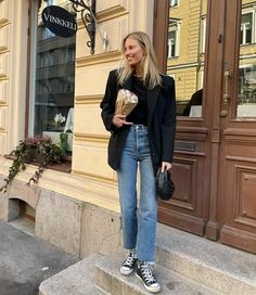 Outfit Avec Jean Bleu, March Outfits Casual, Converse Work Outfit, Converse Winter Outfit, Work Outfit Sneakers, Black Converse Aesthetic, Converse High Tops Outfit, Converse Outfit Winter, Black Converse Outfit