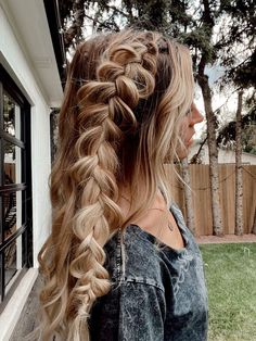 Bohemian pulled out side braid for bridal or festivals. Loose waves, boho vibes. Hair Down With Braid On Side, Bohemian Bridal Hairstyles, Korean Hairstyle Ideas, Bridal Hairstyles For Long Hair, Bohemian Bridal Hair, Glossier Lip, Bridemaids Hairstyles, Pride Festival