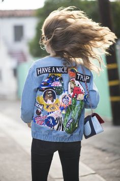 Duelo de chaquetas (e identidades): ¿quién es quién? Patched Clothes, Denim Jacket Outfit Summer, Draw Notebook, Nice Trip, Jacket Patches, Painted Clothing, Demin Jacket, Blogger Inspiration, Denim Jacket Outfit