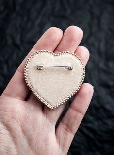 Embroidered Brooch, Brooch Diy, Heart Pin, Bead Embroidery Jewelry, Rose Gold Heart, Heart Brooch, Gold Embroidery, Embroidery Jewelry, Crystal Brooch