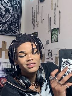 Eboy Makeup, Afro Goth, Gender Fluid Fashion, Drawing People Faces, Alternative Makeup, Favorite Hairstyles, Emo Girls, Attractive People, Cute Friends