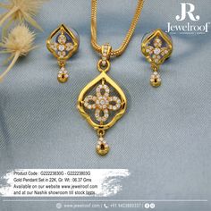 This Marvellous Gold Pendant Set is a versatile piece that can be worn on any occasion, making it a must-have in every jewelry collection. Fashionable Saree, Delicate Gold Jewelry, Sentimental Jewellery, Fashionable Saree Blouse Designs, Dulhan Mehndi, Laser Cut Jewelry