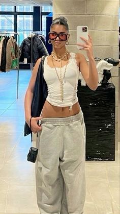 #sweatpants #errandfits #thatgirl #streetstyle #streetwear #fashion #fashionista 90s Chic Fashion, Colorado Fits, Ash Style, Closet Styling, Pakaian Hipster, Dream Ideas, Gov Ball, Sweatpants Outfit