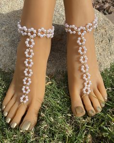 Handmade foot jewelry made with white pearls and gold connectors.  Fits women's sizes 7-8 Can be adjusted to fit your size  FREE SHIPPING White Toe Ring For Beach, Gold Beaded Toe Ring Barefoot Sandals, Gold Beaded Open Toe Barefoot Sandals, White Toe Ring For Party, Boho Beach Party, Wedding Foot Jewelry, Foot Jewelry Wedding, Barefoot Sandals Wedding, Wedding Anklets