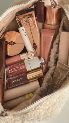 Rosa Make-up, Glam Aesthetic, Charlotte Tilbury Makeup, Basic Makeup, Makeup Needs, James Charles