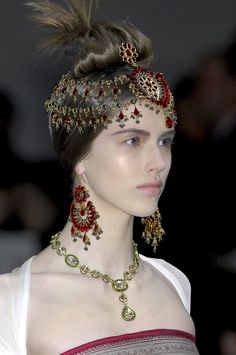 264 details photos of Alexander McQueen at Paris Fashion Week Fall 2008. Alexander Mcqueen Vintage, God Save The King, Sarah Burton, Head Dress, Head Jewelry, Bridal Inspiration