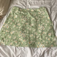 Never Worn Cute Skirt For Spring Day Out, Casual Green Floral Print Skirt, Casual Green Skirt For Spring, Casual Green Mini Skirt For Spring, Trendy Green Mini Skirt For Spring, Green Summer Mini Skirt, Spring Green Mini Skirt, Spring Green Lined Mini Skirt, Green Summer Skirt For Day Out