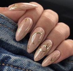 Get ready to elevate your nail game with our collection of 51+ gold nail designs that will make you feel like royalty. From subtle accents to full-on golden glam, our curated selection of gold nail ideas will take your nails from basic to boujee... Nails Sun, Pinstripe Nails, Golden Nails, Moon Nails, Colorful Nails, Golden Sun, Nail Swag, Nails Simple, Sun Set