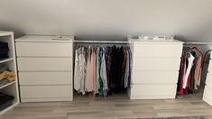 Wer eine Schräge hat und sich keine teuren Einbauschränke kaufen will, hier der ultimative Tipp - günstig funktionell und einfach. Sunroom Closet Ideas, Adult Toy Storage Ideas Bedroom, Attic Storage Organization, Loft Room Ideas, Attic Bedroom Storage, Loft Conversion Bedroom, Attic Closet