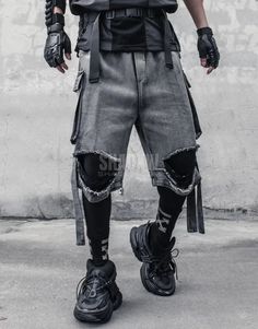 Typ: Szorty Techwear

 Projekt: Techwear, Ninja Techwear, Cyberpunk, Wojskowy, Futurystyczny

 Materiały: Poliester

 Typ dopasowania: Regular fit

 Rodzaj zapięcia: Elastyczny pas

 Odpowiednie dla mężczyzn i kobiet

 Można prać w pralce w temperaturze 30 °C (86 °F)






 Męskie szare podarte jeansowe szorty
 Podstawą odzieży technicznej jest obietnica wydajności i praktyczności, a te szorty właśnie to zapewniają dzięki wytrzymałemu, a jednocześnie lekkiemu denimowi . Zaprojektowane tak, aby wytrzymać wymagające tempo życia w mieście, mają luźny krój, który zapewnia swobodę ruchów, dzięki czemu są idealne dla aktywnych osób, które cenią sobie wygodę bez uszczerbku dla stylu.

 Funkcjonalne elementy, takie jak głębokie kieszenie cargo, zapewniają mnóstwo miejsca na niezbędne rzeczy, u Techwear Shorts With Pockets For Outdoor, Techwear Shorts With Pockets, Techwear Pants With Built-in Shorts, Cotton Techwear Cargo Shorts, Futuristic Materials, Techwear Cotton Shorts, Techwear Shorts, Grey Ripped Jeans, Techwear Ninja