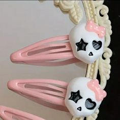 Super Cute Kaiwaii Pink And White Skull With Bow Pink Hair Clips Set Of 2 Halloween-Themed: Cute Skull Hair Clips Perfect For Halloween Parties And Events Sweet And Cool: Pink Ghost Skull Hairpins Add A Touch Of Sweetness And Punk To Your Outfit Versatile: Can Be Used As Hair Accessories For Girls Of All Ages And Hair Types Skull Hair Accessories, Pink Goth Accessories, Bat Hair Clip, Pink And Black Accessories, Cutecore Hairclips, Alt Hair Accessories, Cute Hairclips, Hair Clips Y2k, Skull Hair Clip