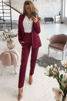 25 Stunning Work Outfits Women Can't Stop Talking About! Outfit Pantalon Rojo, Glamour Outfit, Lawyer Fashion, Glamorous Outfits, Woman Suit Fashion, Pantsuits For Women, Professional Attire, Work Outfits Women