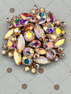 Magnifique broche vintage non signée qui brille de mille feux.  Sherman??  Elle est impeccable pas de pierre manquante ou brisée! Vintage Rhinestone Jewelry, Rhinestone Jewelry, Vintage Rhinestone, Vintage Costume Jewelry, Vintage Costumes, Twinkle Twinkle, Costume Jewelry, Brooch Pin, Brooches