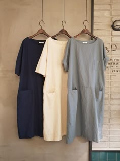 "Women's Organic Linen Pocket Boat Neck Short Sleeve Dress good for home and work with large front pockets Loose fit, simple design, high quality linen fabric Size One size, good for US size 4-12 Chest width 70cm /27.6\" Length 106 cm/42\" Fabric and Care Linen 100% Hand washing and line dry recommended Made in S Korea" Tunik Linen, Linen Fashion, Printed Summer Dresses, Linen Shirt Dress, Linen Casual, Organic Linens, Mode Inspiration, Short Sleeve Dress, Linen Women