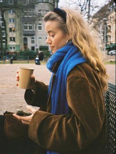 Scotland Honeymoon Outfits, Scandanavian Street Style Winter, Light Fall Outfits, Pop Of Color Outfits, Nanda Weskott, Colorful Academia, Inspo Pictures, Norwegian Style, Anna Karina