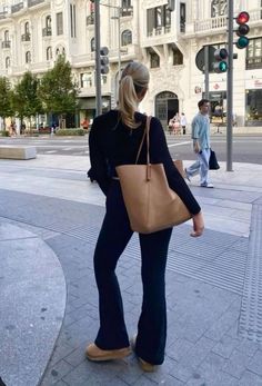 Chic School Outfits, Chica Chola, Australian Winter Fashion, Uggs Outfits, Latina Outfits, Look Legging, California Outfits, Estilo Indie