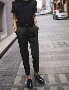 fall street style #fashion #ootd Minimalist Moda, Legging Outfits, Mode Casual, Looks Black, Urban Street Style, Winter Trends, All Black Outfit, Mode Inspo, Fall Street Style