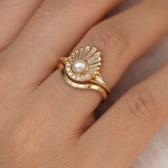 Jewel Aesthetic, Pearl Wedding Ring Set, Seashell Ring, Pearl Wedding Ring, Elegant Wedding Rings, Wedding Engagement Rings, Pearl Engagement Ring, Gold Ring Designs, Wedding Rings Vintage