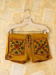 Fashion 70s, Suede Shorts, Hippy Chic, Free People Clothing, Leather Shorts, Mellow Yellow, Mode Vintage, Vintage Love