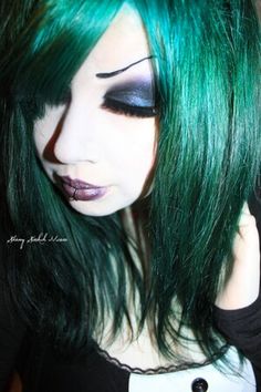 love the make-up Hair Colour For Green Eyes, Hair Colour Inspo, Scene Makeup, Red Hair Inspo, Colour Photo, Hair Streaks, Dope Makeup, Gothic Makeup, Wild Hair