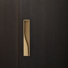 Elegant brass sliding door handle on dark wood from the front. Beautifully and functionally designed. Closet Door Handles, Door Handles Modern, Flush Door, Door Handle Design, Wardrobe Door Handles, Door Handles Interior, Wardrobe Door Designs, Pocket Door Hardware, Sliding Door Handles