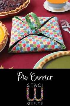 Pie Carrier Sewing Pattern from Staci W Quilts Carrier Pattern, Pie Carrier, Printable Sewing Patterns, Diy Bags Patterns, Quilted Christmas Ornaments, Baby Sewing Projects, Christmas Events, Holiday Fabric, Christmas Ornament Pattern