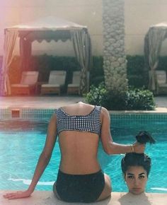 Pool Poses Photo Ideas Best Friends, Funny Beach Pictures, Bff Pics, Summer Picture Poses, Beach Humor, Pool Picture, Foto Tips, Bff Pictures