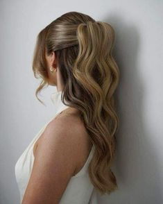 Modern Elegant Bridal Hair, Hair To Go To A Wedding, Bridesmaid Look Ideas, Brunette Wedding Guest Hairstyles, Rehearsal Dinner Hair For Bride Half Up Half Down, Sleek Bridal Half Up Half Down, Simple Hairstyles For Medium Hair Wedding, Hair Up Styles For Wedding, Hair Inspo Bridesmaid