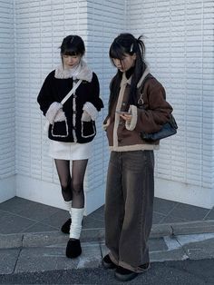 Japanese Winter Fashion Street Style, Korea Fits, Japanese Winter Fashion, Chinese Outfit, Bestie Outfits, Group Photography Poses, Winter Inspo, Street Style Winter